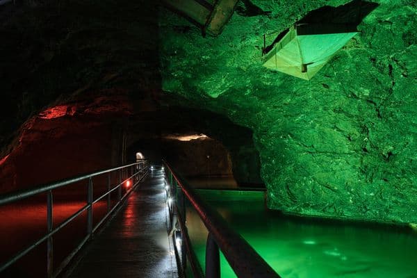 Marienglashöhle mit Kristallen